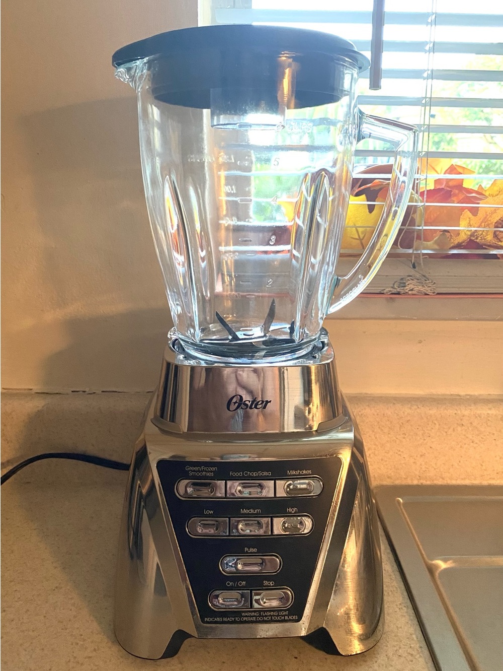 Oster Pro 1200 Steel Blade Blender with Black Lid and Clear Glass Jar. 7 Speeds.
